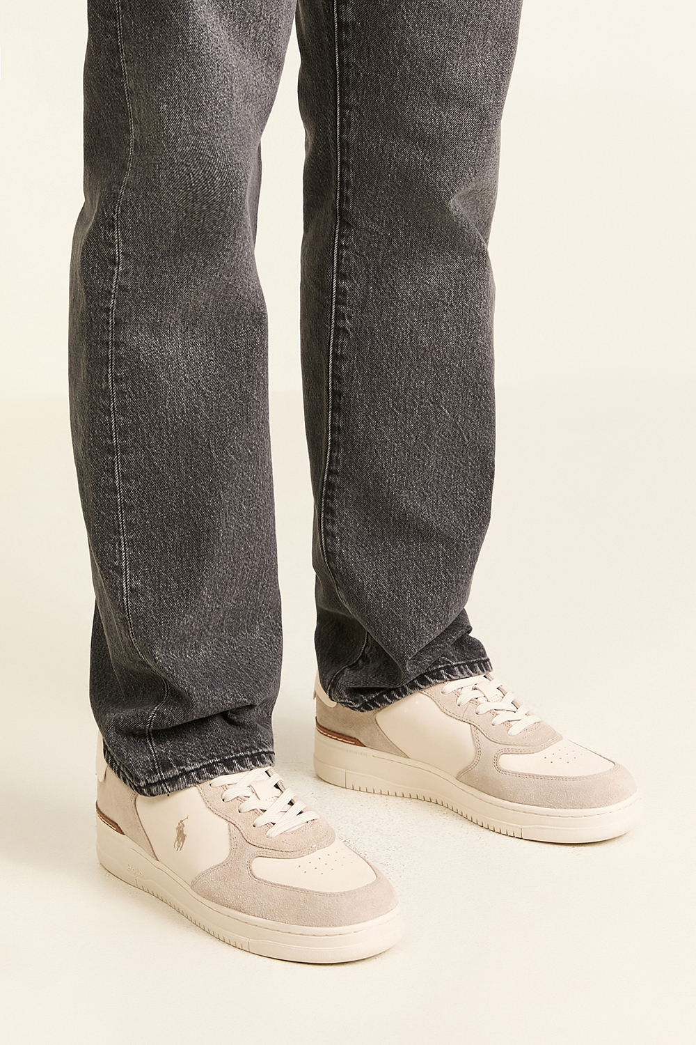 תמונת כל הלוק של נעלי סניקרס